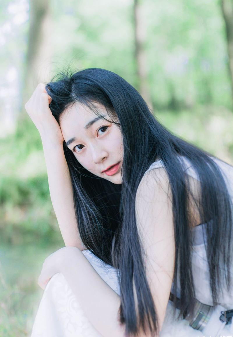 血腥的气息弥漫在躁动的空气里，关羽手中的青龙刀已经不知斩杀了多少敌人的首级，带着数十名校刀手死死地捍卫着一段城墙，荆州军能够攻上城墙的机会不多，所以一旦攻上城墙，原本如同绵羊一般温驯的荆州军，会瞬间化身成为最凶恶的豺狼虎豹。